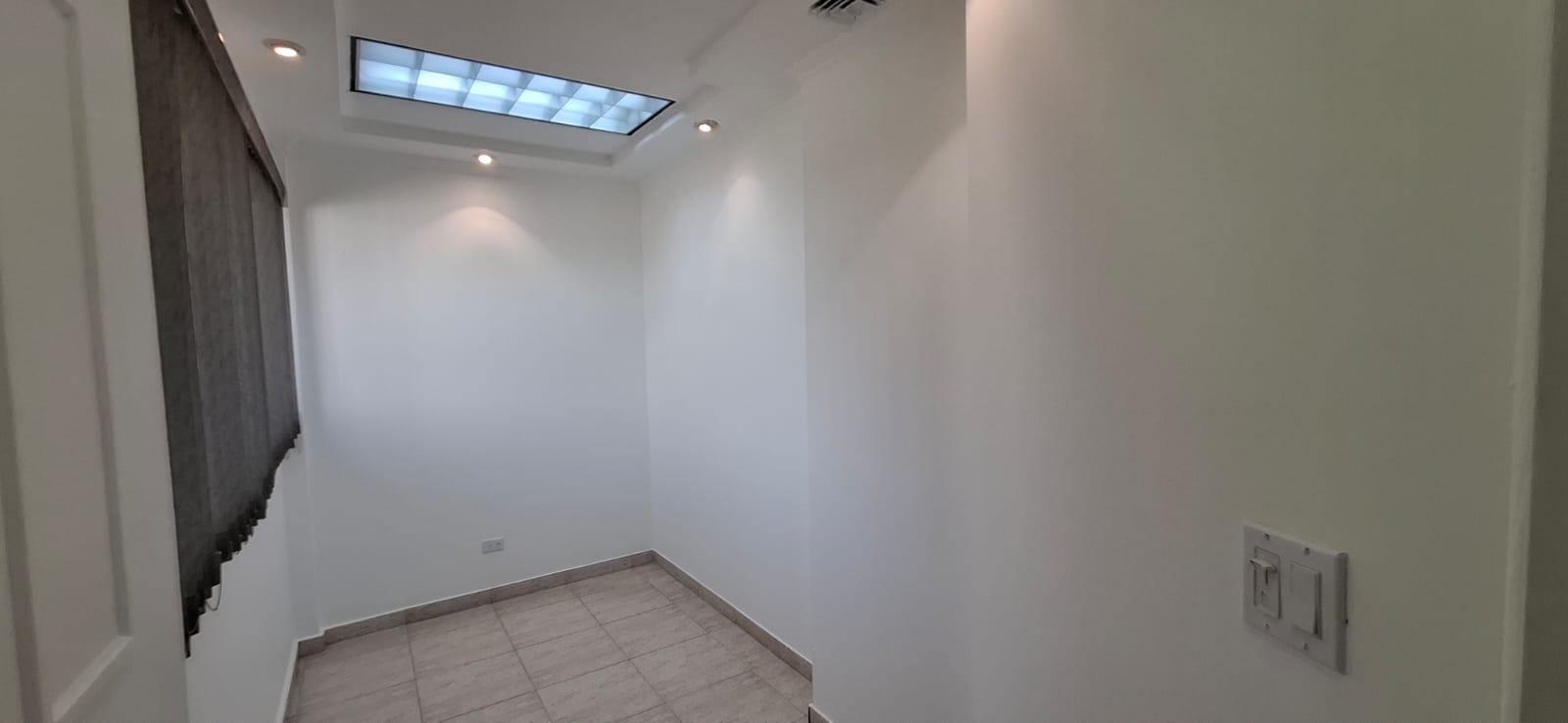 com-0000615a-16.jpg